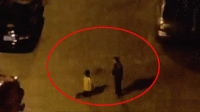 父亲体罚儿子半夜跪马路