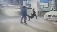 男子4次将女车主打倒在地