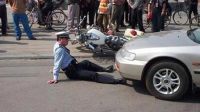 公务员违章耍横殴打交警