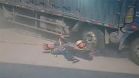 老父推开儿子后遭碾压身亡