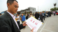 进京司机排两百米长队办证