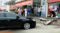 女司机挂错档碾死两人