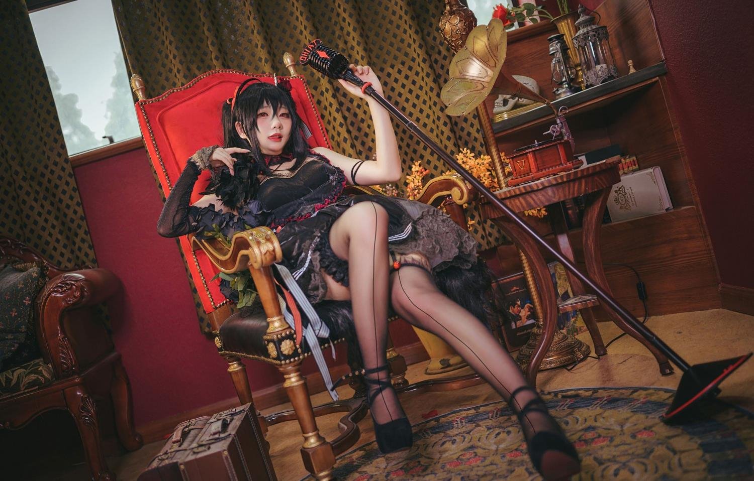 男生和女生在房间打扑克差差差快播