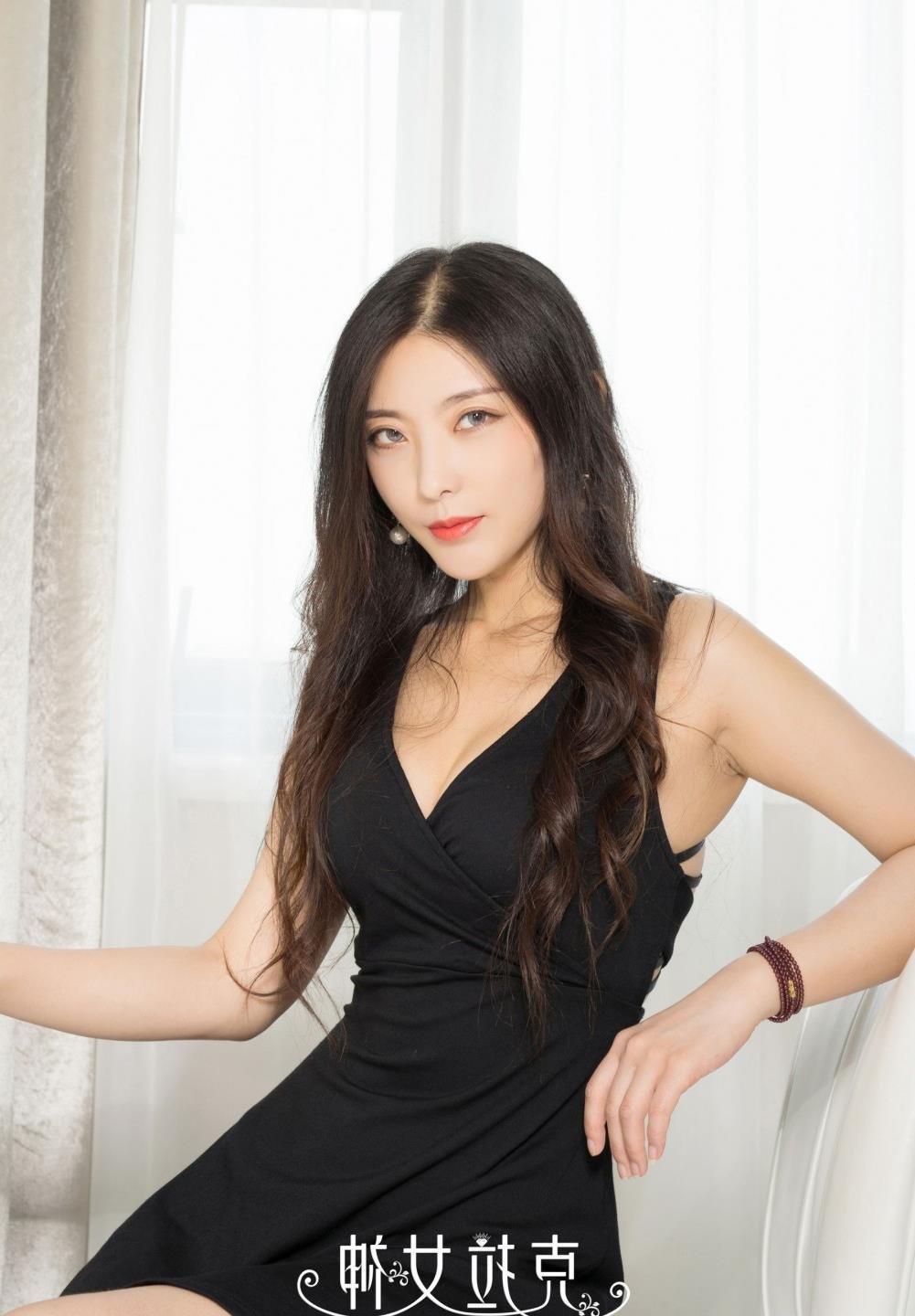 ����Ů��첥
